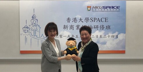 学员们兴奋地接过由海普诺凯生物科技有限公司预备的毕业熊。