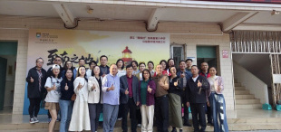 Image of 捐资助学暖校园,书香筑梦向未来 | HKU ICB华南校友会公益行